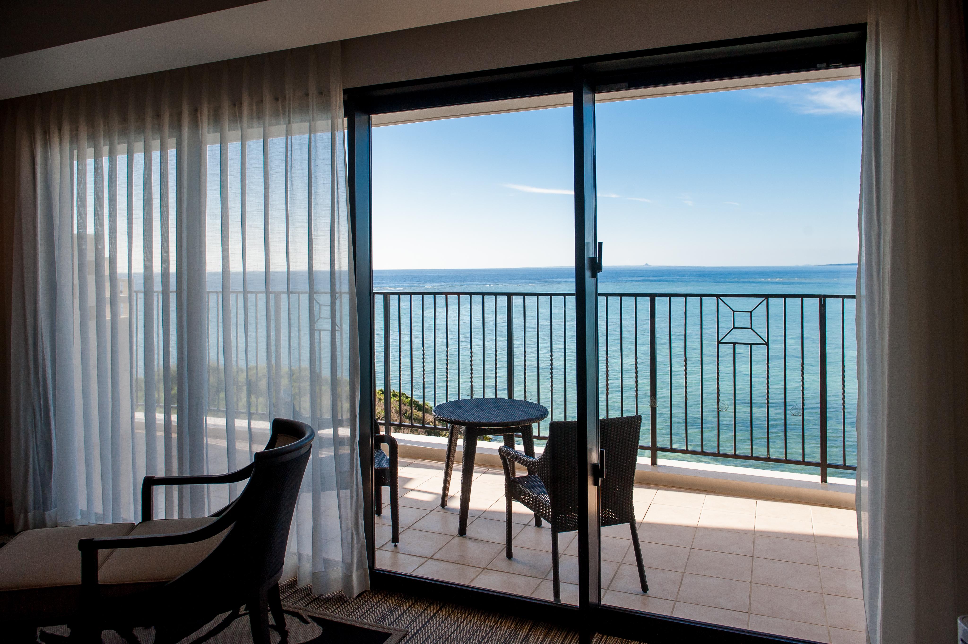 Hotel Monterey Okinawa Spa & Resort Onna Luaran gambar A sliding door
