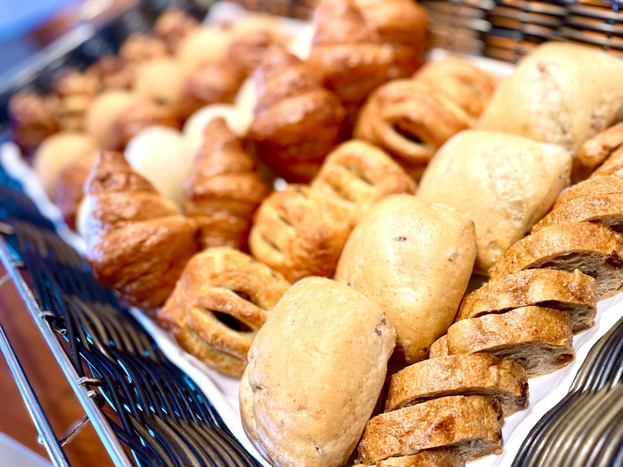 Hotel Monterey Okinawa Spa & Resort Onna Luaran gambar A selection of bread