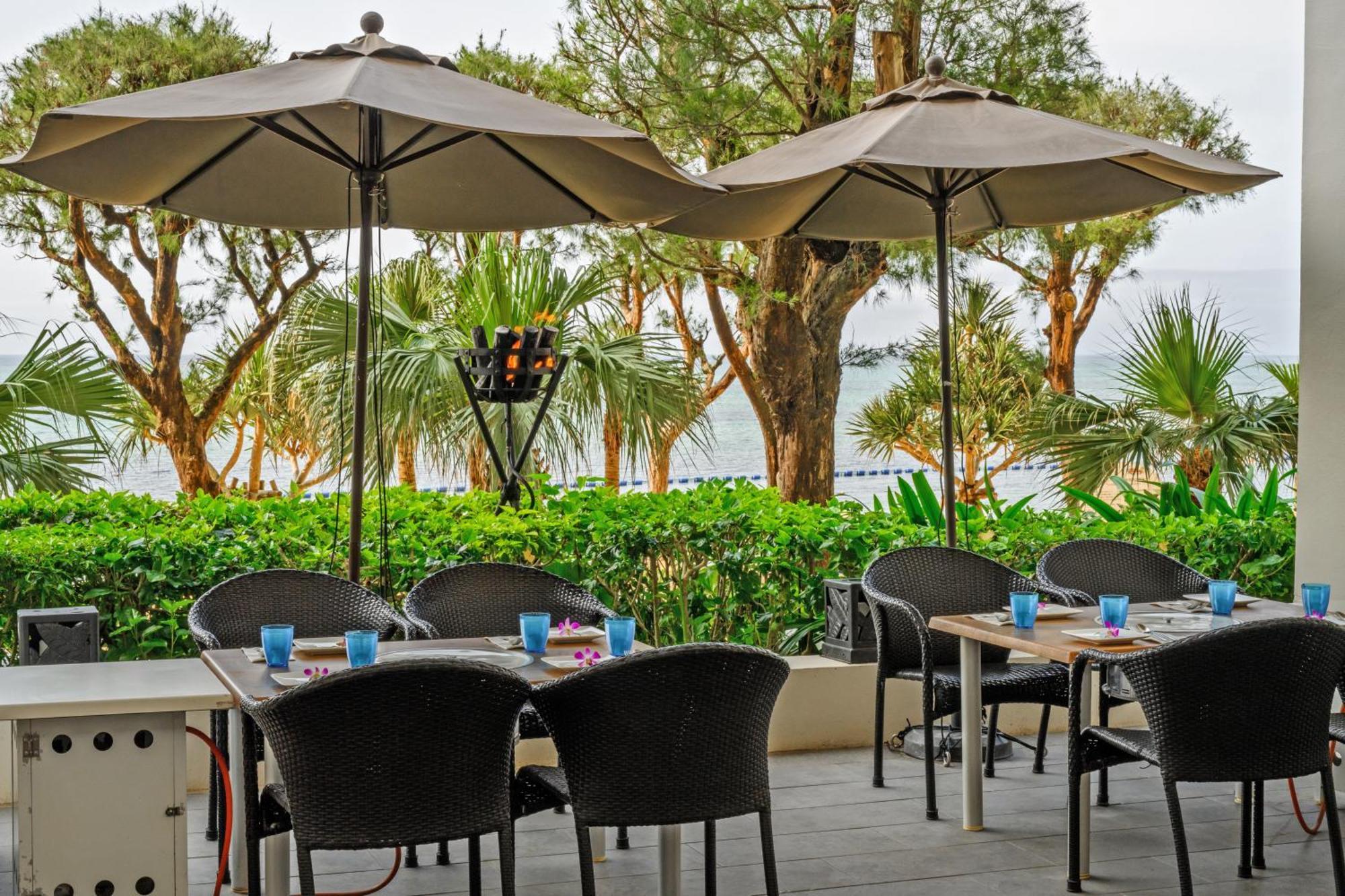 Hotel Monterey Okinawa Spa & Resort Onna Luaran gambar The Deck