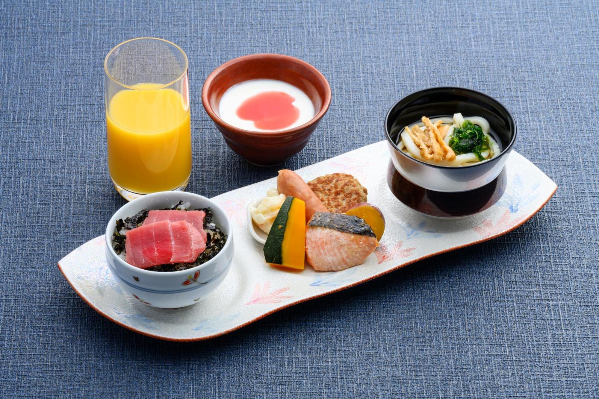 Hotel Monterey Okinawa Spa & Resort Onna Luaran gambar A Japanese breakfast