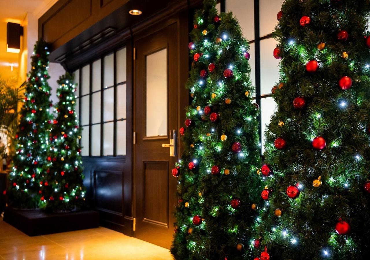 Hotel Monterey Okinawa Spa & Resort Onna Luaran gambar Christmas trees at the entrance of a hotel
