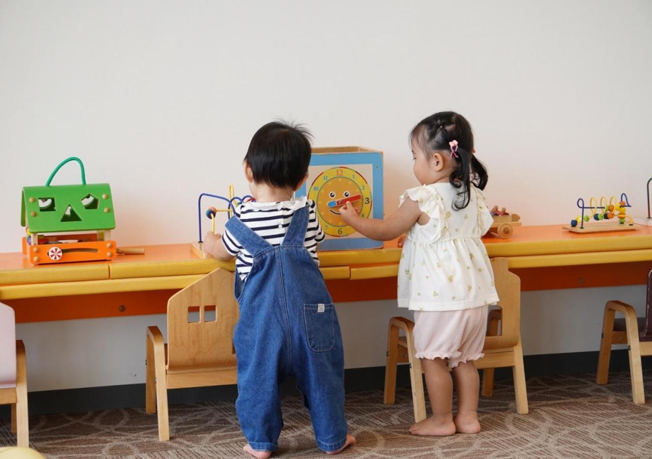 Hotel Monterey Okinawa Spa & Resort Onna Luaran gambar Children playing with Montessori materials