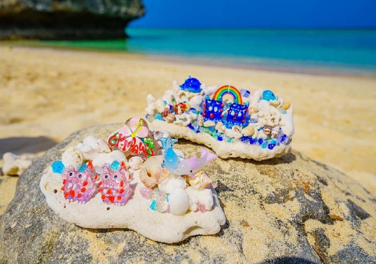 Hotel Monterey Okinawa Spa & Resort Onna Luaran gambar A pair of decorated shoes