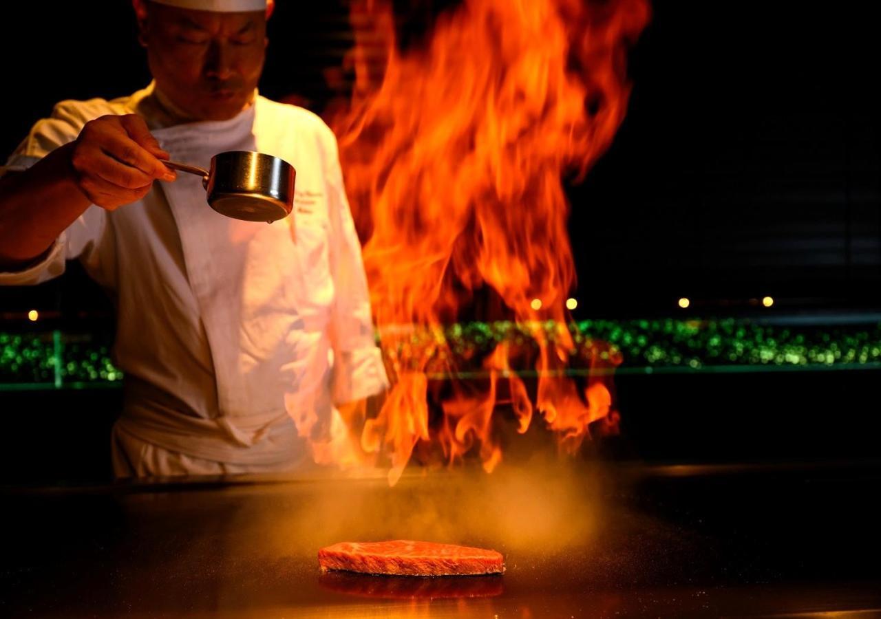 Hotel Monterey Okinawa Spa & Resort Onna Luaran gambar A chef cooking with the technique of flambe