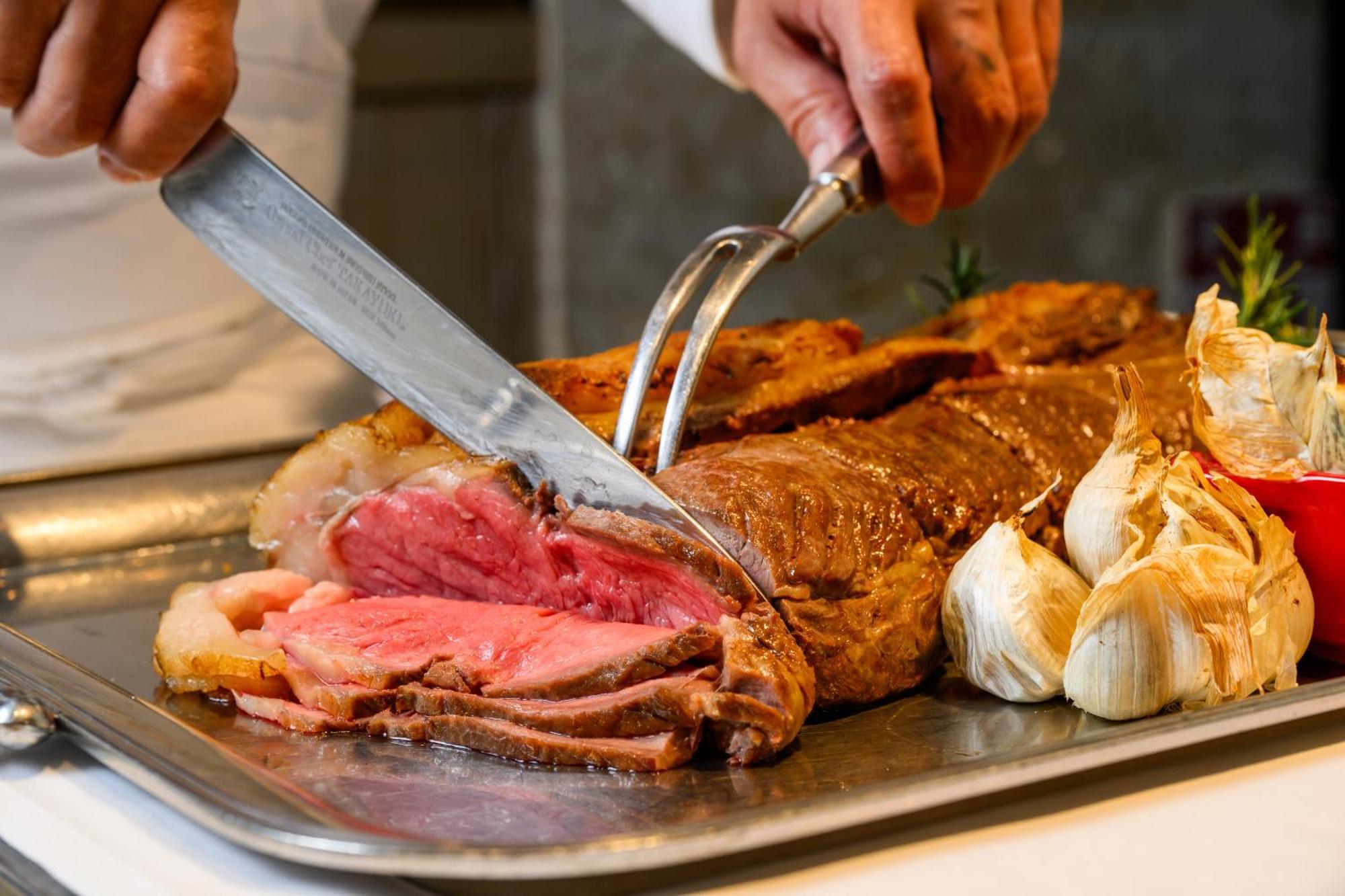 Hotel Monterey Okinawa Spa & Resort Onna Luaran gambar A carving knife in use