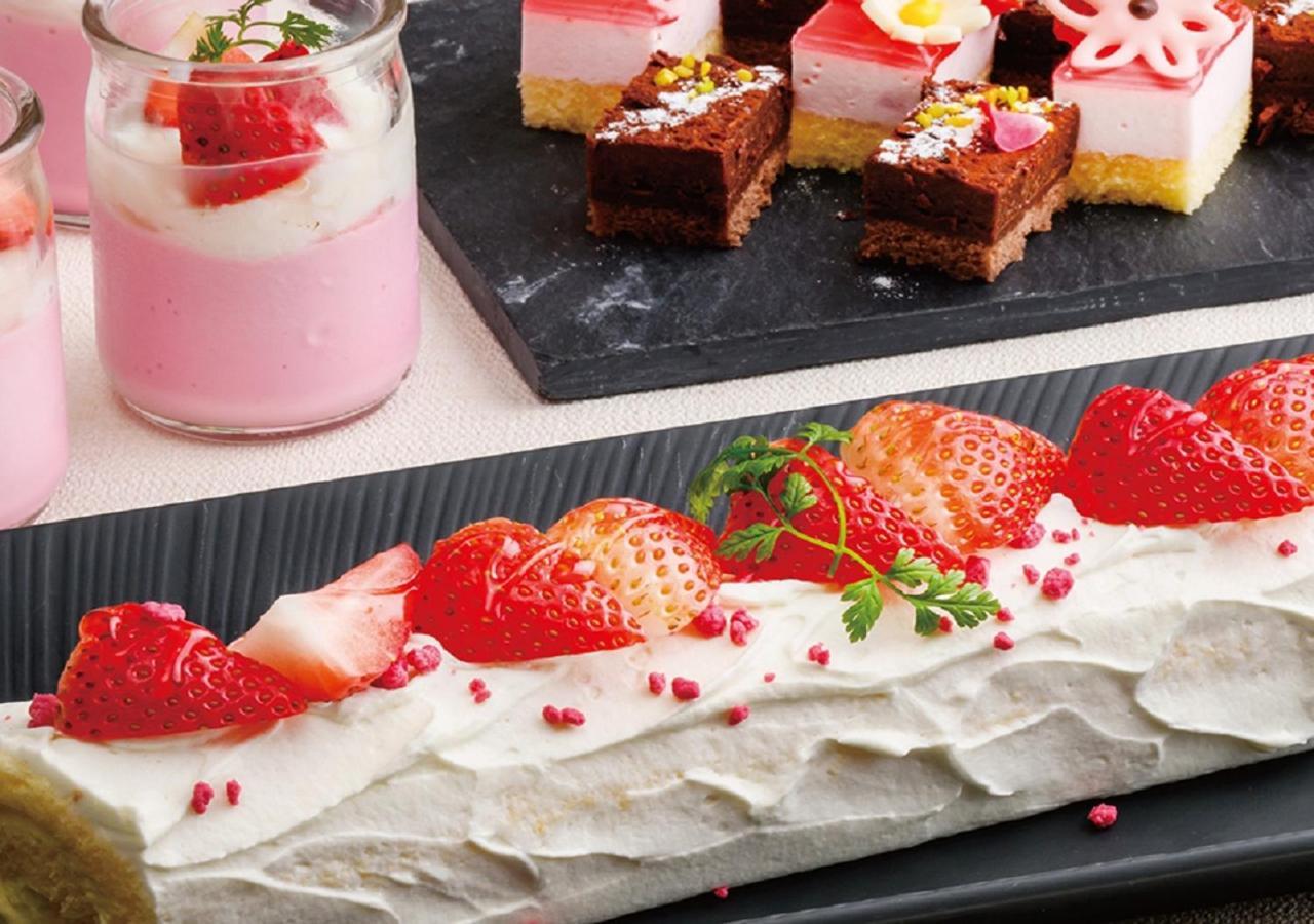 Hotel Monterey Okinawa Spa & Resort Onna Luaran gambar A strawberry parfait