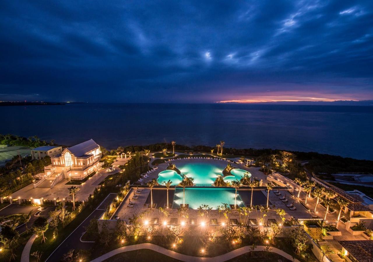 Hotel Monterey Okinawa Spa & Resort Onna Luaran gambar The resort at night