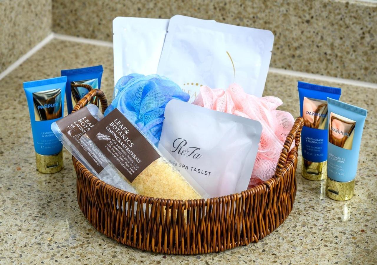 Hotel Monterey Okinawa Spa & Resort Onna Luaran gambar A selection of toiletries